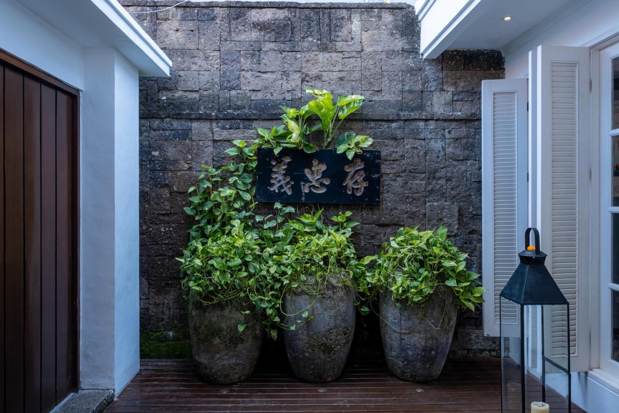 Mosan House - Unique Art-Filled Gem In Perfect Location A Short Walk From The Beach Or Seminyak Square Including Ac Office For Remote Working ภายนอก รูปภาพ